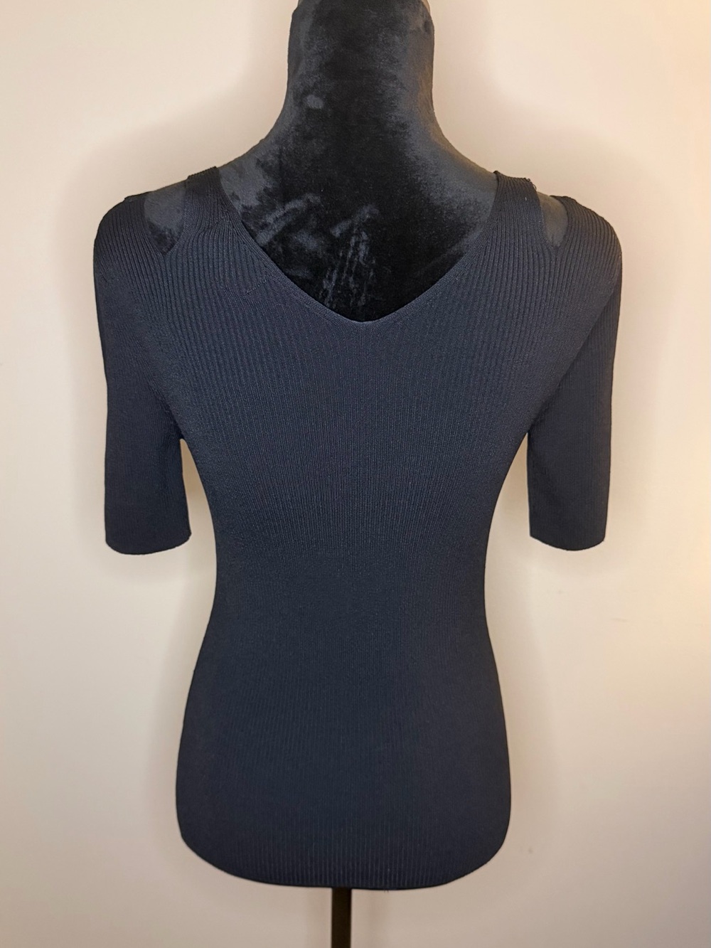 Carmen Marc Valvo Black Ribbed V-Neck Short Sleeve Top with Shoulder Cutouts